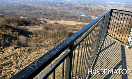 "Тут був Ростик-хвостик": як коломийці вишкрябують свої імена на висоті в сотні метрів над рівнем моря