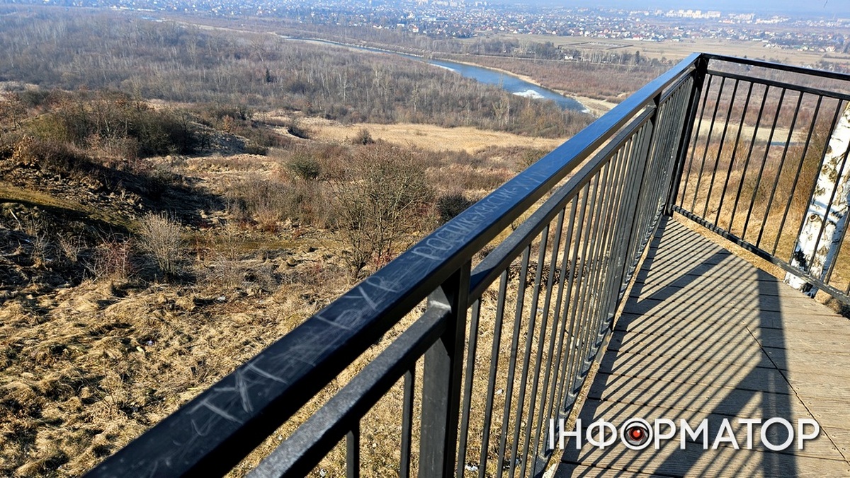 "Тут був Ростик-хвостик": як коломийці вишкрябують свої імена на висоті в сотні метрів над рівнем моря