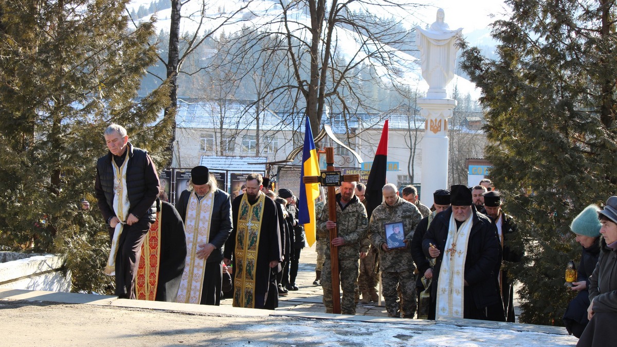 Назавжди 21: у Верховині віддали останню шану Герою Владиславу Іванському