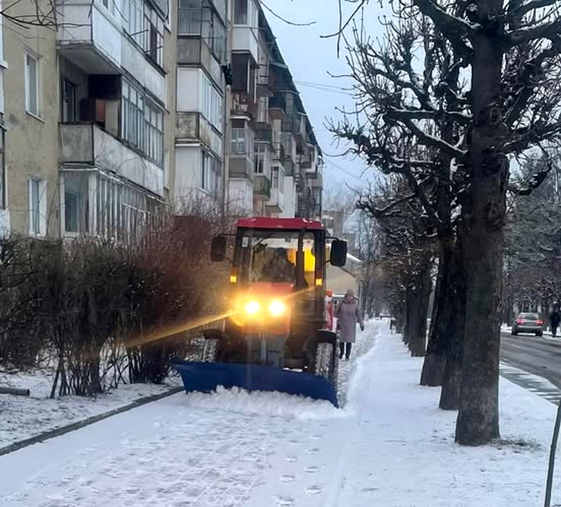 прибирання вулиць міста від снігу