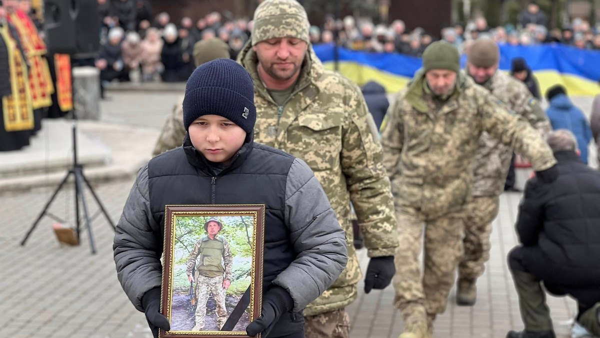 Отинійська громада зустріла полеглого воїна Володимира Гараздюка