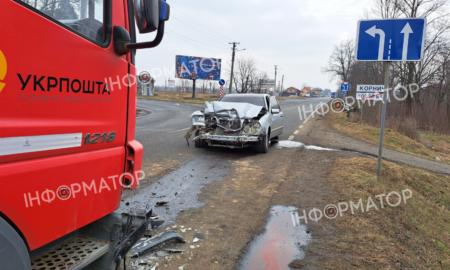 Під Коломиєю фура Укрпошти зіткнулася з Mercedes