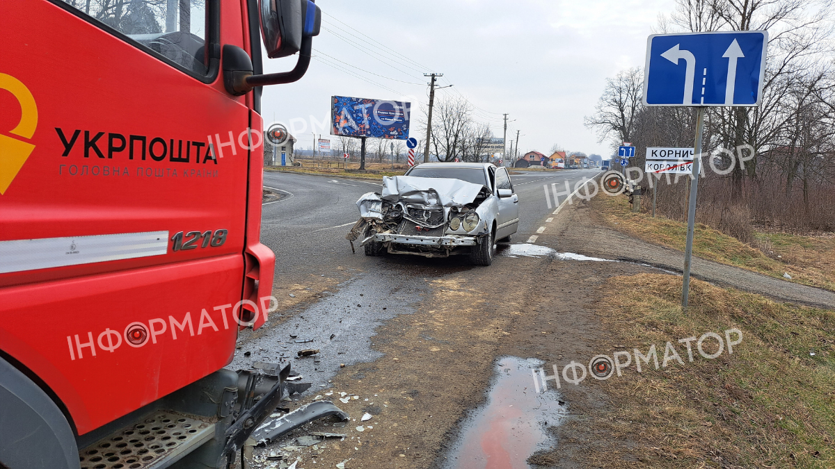 Під Коломиєю фура Укрпошти зіткнулася з Mercedes