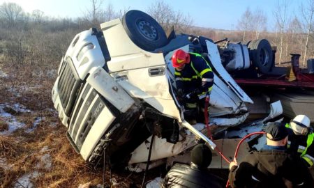 Внаслідок автотрощі на Прикарпатті водія затисло в кабіні фури