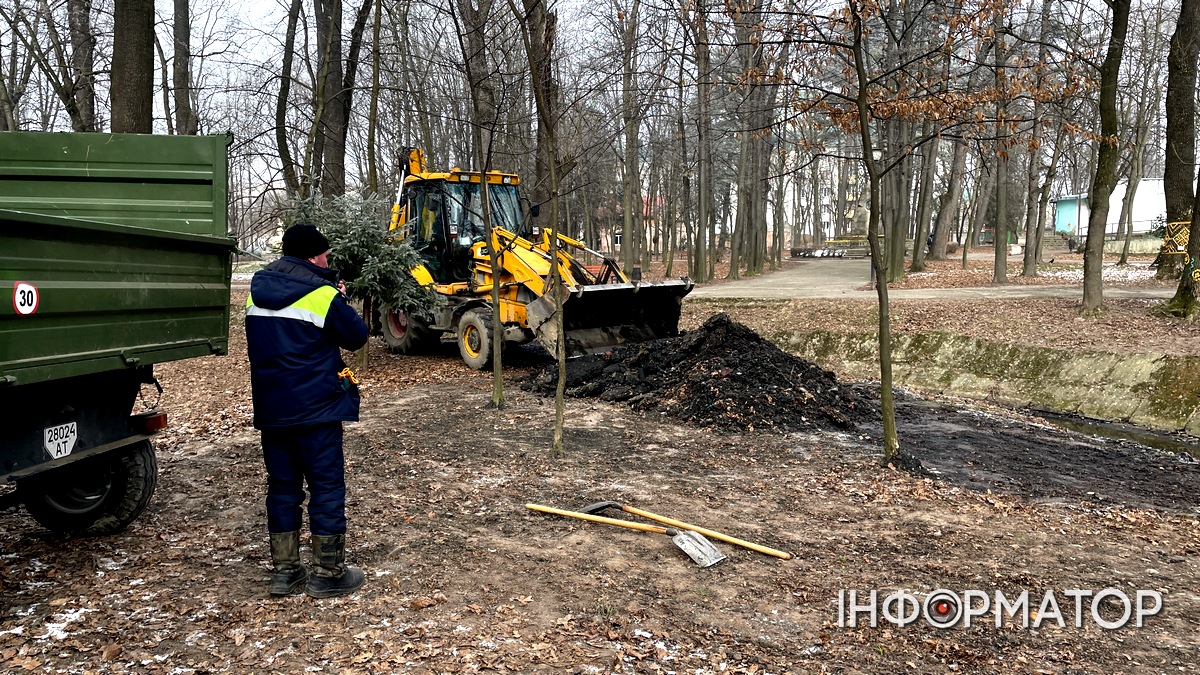 З дна ріки у міському парку Коломиї вивезли кілька причепів багна | ВІДЕО