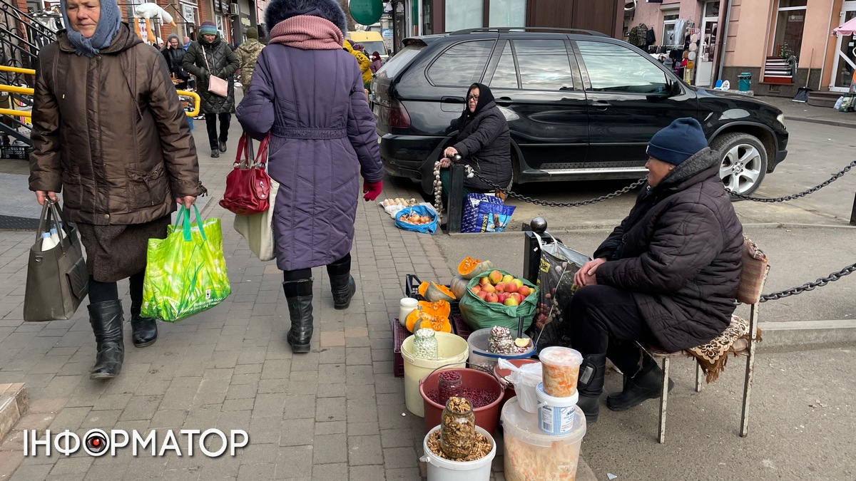 Базар біля базару: як вул. Ринок у Коломиї стала місцем торгівлі просто неба