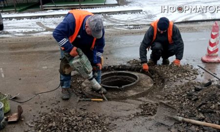 Комунальники замінили люк, що став предметом обговорень