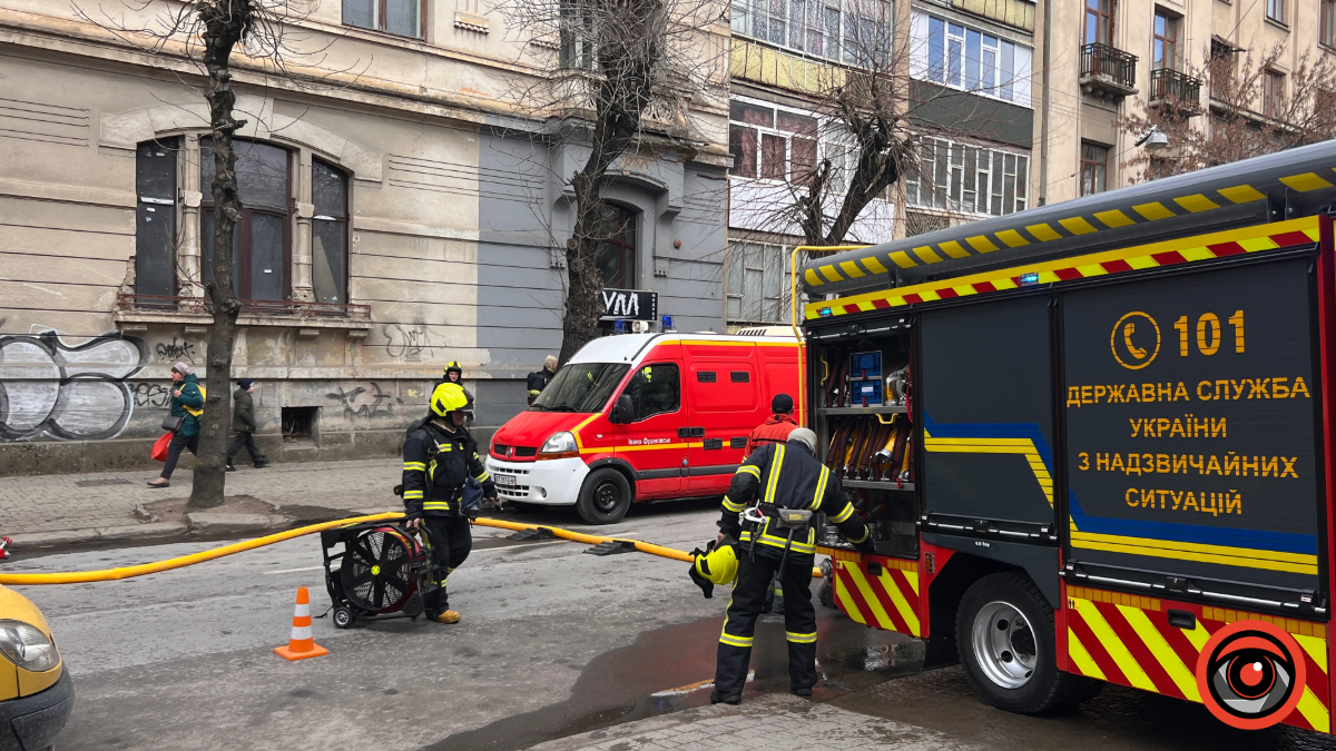 У центрі Івано-Франківська палає квартира. Попередньо повідомляють, що є постраждалі