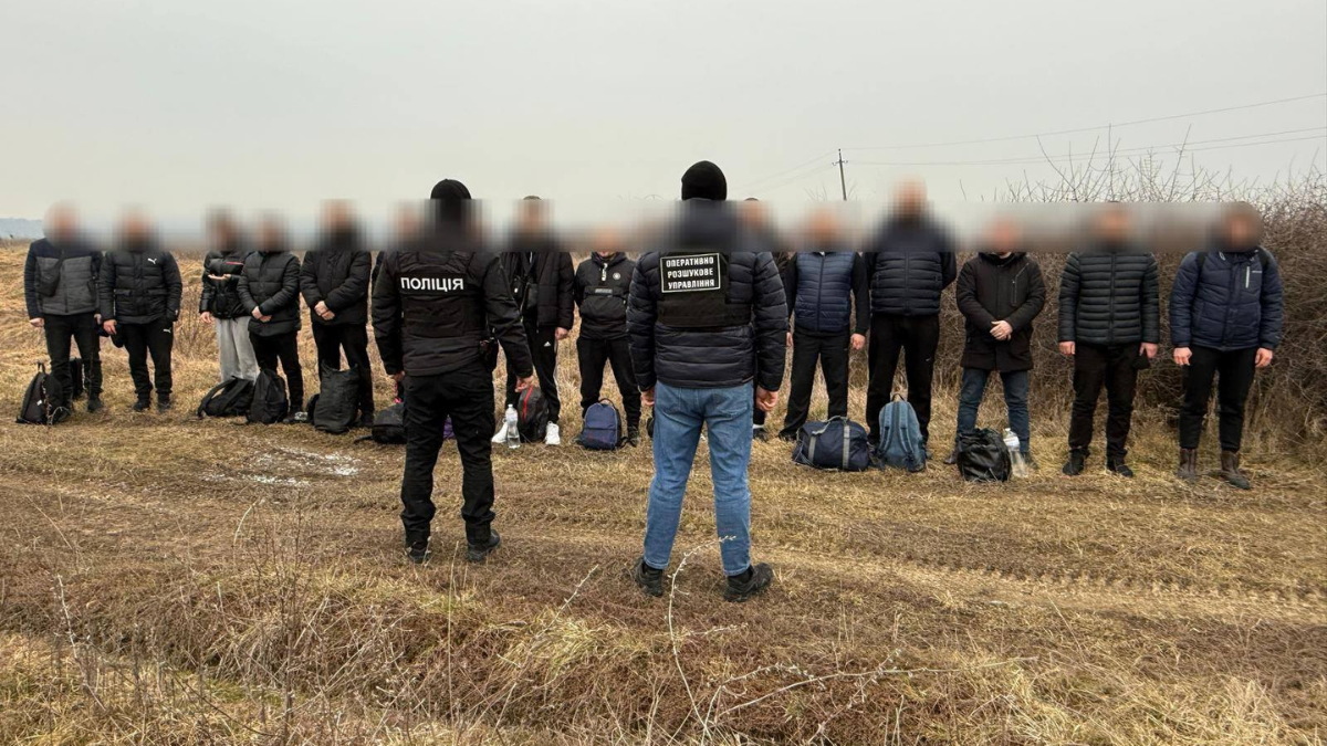 "На пролом" в мікроавтобусі: прикордонники затримали 16 чоловіків, які втікали до Угорщини