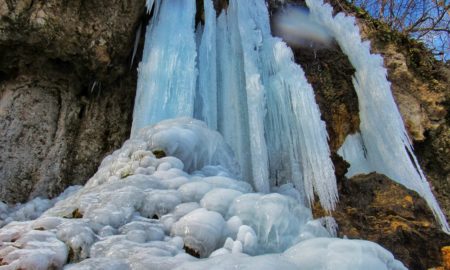 Зимова казка: фантастичні фото замерзлого водоспаду "Дівочі сльози"