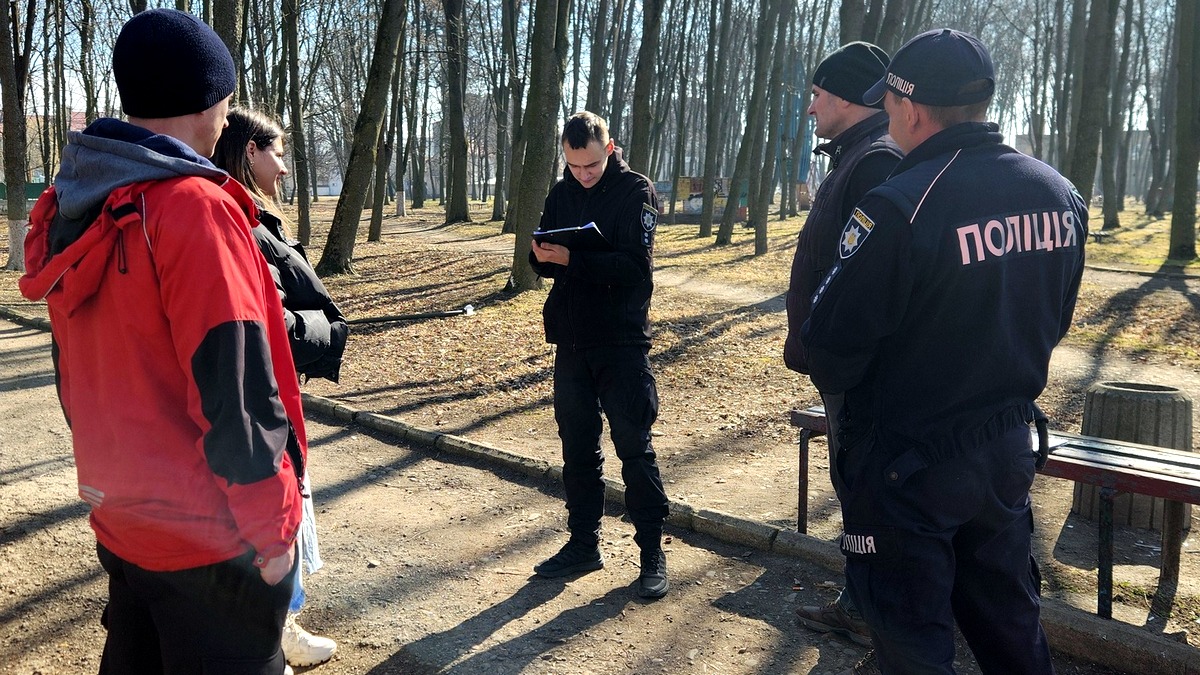 Вандали у Снятині понищили паркові ліхтарі