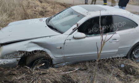 Mercedes злетів з дороги на Коломийщині