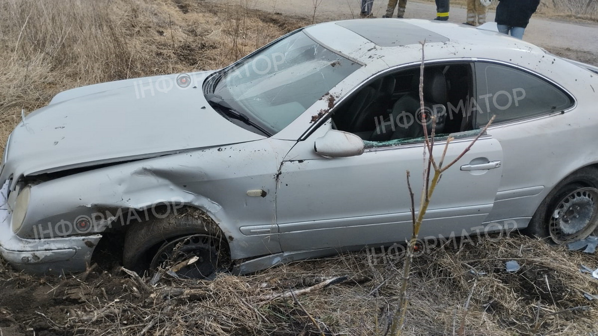 Mercedes злетів з дороги на Коломийщині