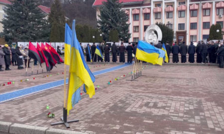 На Косівщині на колінах зустріли полеглого Героя Михайла Прощука