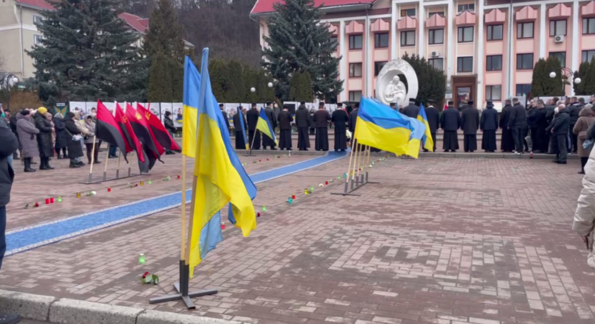 На Косівщині на колінах зустріли полеглого Героя Михайла Прощука