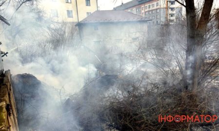 Доґаздувались до пожежі: біля автостанції в Коломиї рятувальники вгамовували вогонь