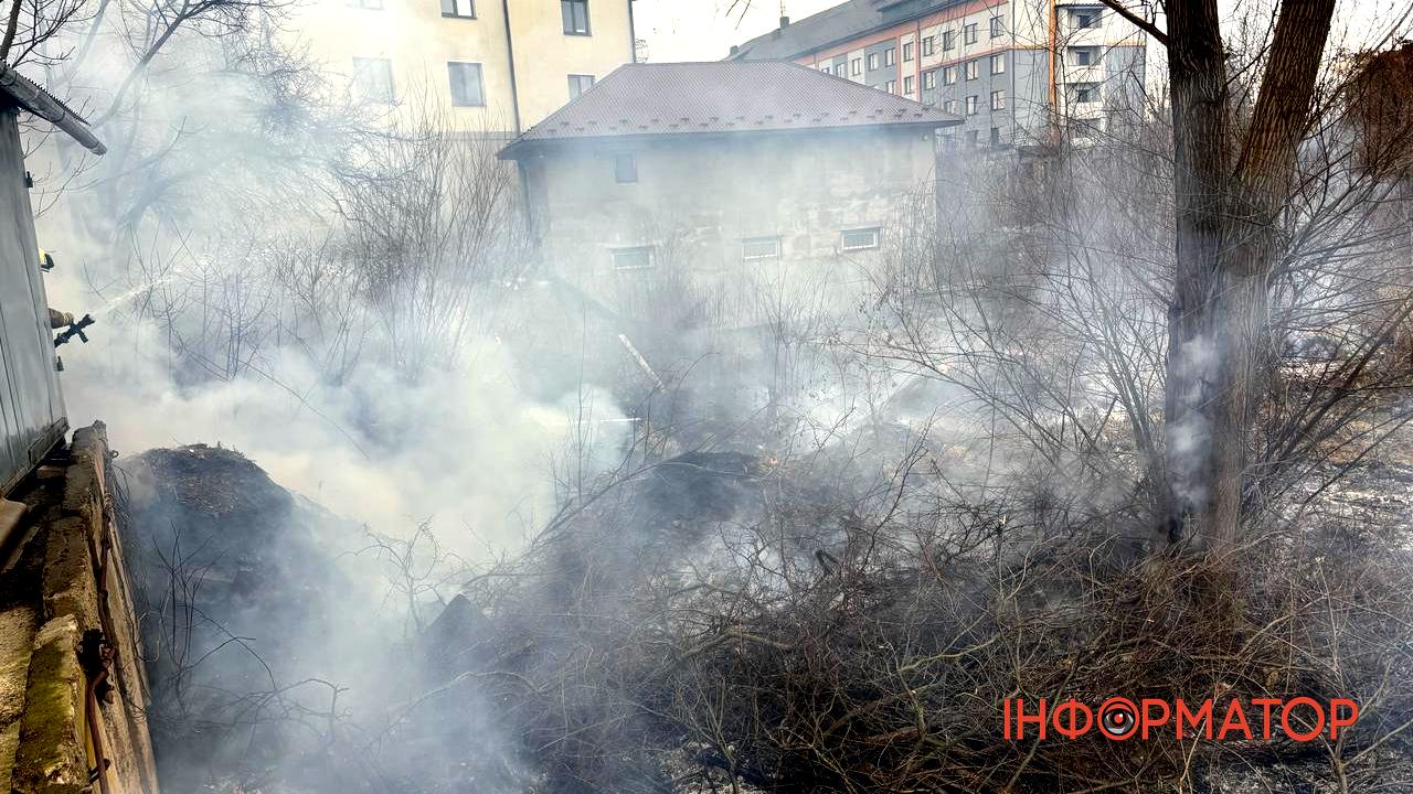 Доґаздувались до пожежі: біля автостанції в Коломиї рятувальники вгамовували вогонь