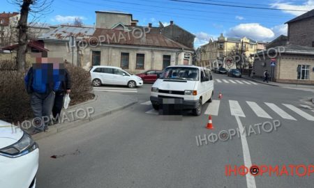 У Коломиї жінку на зебрі збив фургон